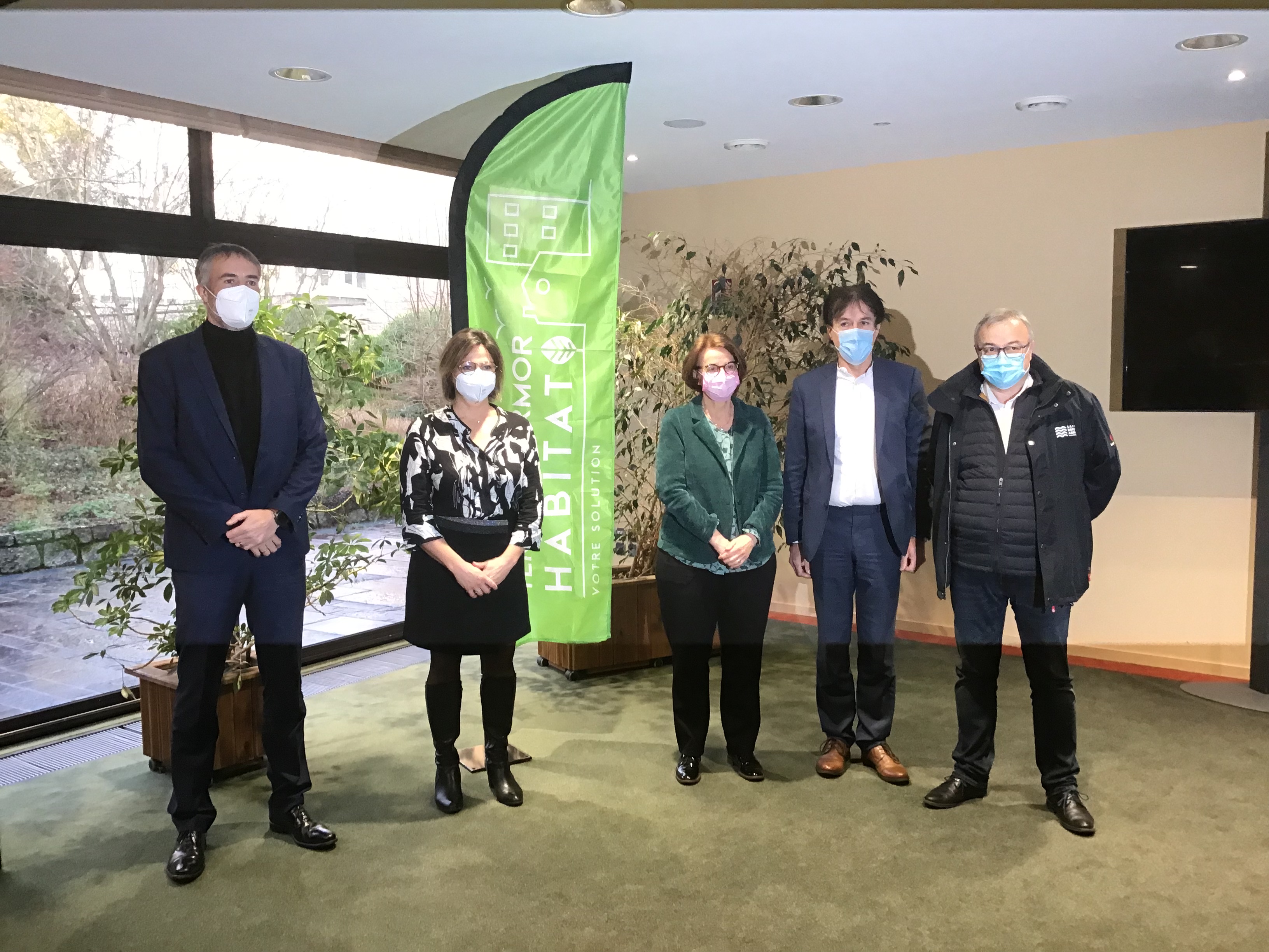 Eric Cojon, directeur de Terres d'Armor Habitat, Gaëlle Routier, présidente, Martine Hubert, vice-présidente, Christian Coail, président du Département, et Ronan Kerdraon, président de Saint-Brieuc Armor Agglomération Eric Cojon, directeur de Terres d'Armor Habitat, Gaëlle Routier, présidente, Martine Hubert, vice-présidente, Christian Coail, président du Département, et Ronan Kerdraon, président de Saint-Brieuc Armor Agglomération