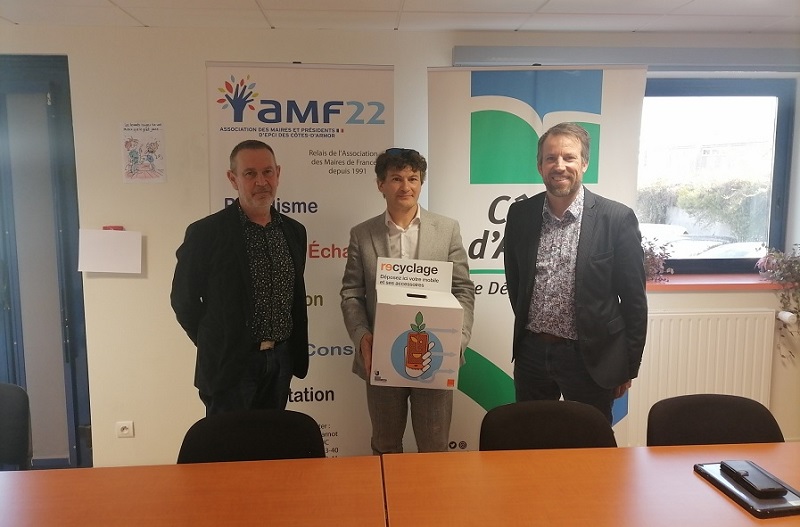 De gauche à droite : Loïc Raoult, président de l'AMF 22, Erwan Le Gorju, directeur relations collectivités Côtes d'Armor - Orange, Vincent Alleno, vice-président du Département délégué aux Finances, au Numérique et aux Contrats de territoire Point presse collecte portables