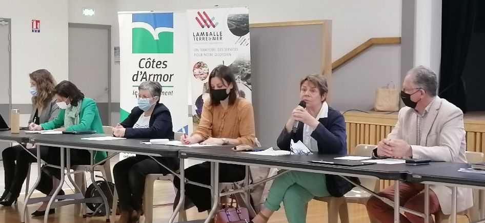 Elues et élus du Département et de Lamballe terre et mer, ainsi que les services, ont fait le point avec les associations et structures chargées de coordonner des actions de solidarité. Elues et élus du Département et de Lamballe terre et mer, ainsi que les services, ont fait le point avec les associations et structures chargées de coordonner des actions de solidarité.