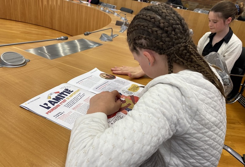 Les collégiens et collégiennes qui ont participé à la création du Mag' des collégiens découvrent le magazine dans l’hémicycle du Département des Côtes d’Armor. Les collégiens et collégiennes qui ont participé à la création du Mag' des collégiens découvrent le magazine dans l’hémicycle du Département des Côtes d’Armor.