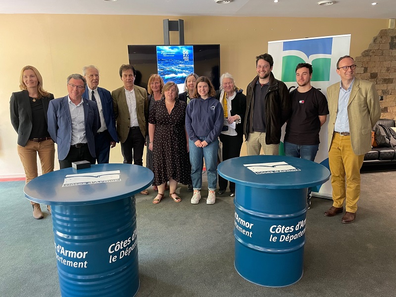 Sophie Bonnet, océanographe, lauréate 2019 du Prix Christian Le Provost, Jean-Marie Benier, 1er vice-président du Département délégué aux Ressources humaines et au Dialogue social, Jean-Claude Duplessy, membre de l'Académie des Sciences, Christian Coail, président du Département, Nathalie Nowak, conseillère départementale déléguée à l'Environnement, Camille Lique, océanographe, lauréate 2021 du Prix Christian Le Provost, Julian San Gereteo, conseillère départementale déléguée à l'Enseignement Supérieur et à la Recherche, Charlotte Cunci, étudiante en Master océanographie à la Sorbonne, Denise Le Provost, épouse de Christian Le Provost, Cosme Mosneron-Dupin, étudiant en Master 2 océanographie à Polytechnique et à la Sorbonne, Thomas Lequeffrinec, étudiant en 2è année de biologie à l'UCO de Guingamp, Bertrand Le Provost, fils de Christian Le Provost. Sophie Bonnet, océanographe, lauréate 2019 du Prix Christian Le Provost, Jean-Marie Benier, 1er vice-président du Département délégué aux Ressources humaines et au Dialogue social, Jean-Claude Duplessy, membre de l'Académie des Sciences, Christian Coail, président du Département, Nathalie Nowak, conseillère départementale déléguée à l'Environnement, Camille Lique, océanographe, lauréate 2021 du Prix Christian Le Provost, Julian San Gereteo, conseillère départementale déléguée à l'Enseignement Supérieur et à
