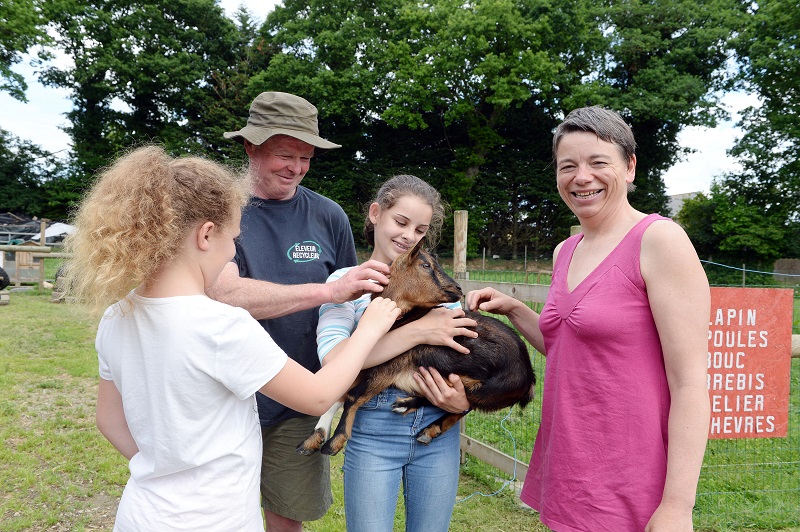 "Le contact avec les animaux fait particulièrement du bien aux enfants qui viennent de familles d'accueil", note Lise Clero, à droite sur la photo, en compagnie de son mari Thierry et d'Eléonore et Enora, accueillies dans cette ferme. "Le contact avec les animaux fait particulièrement du bien aux enfants qui viennent de familles d'accueil", note Lise Clero, à droite sur la photo, en compagnie de son mari Thierry et d'Eléonore et Enora, accueillies dans cette ferme.