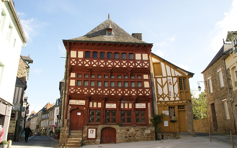 La Maison des Bourreaux, place du Martray à Lamballe, a accueilli pendant 50 ans le Musée Mathurin Méheut. Photo : lamballe-armor.bzh La Maison des Bourreaux, place du Martray à Lamballe, a accueilli pendant 50 ans le Musée Mathurin Méheut. Photo : lamballe-armor.bzh