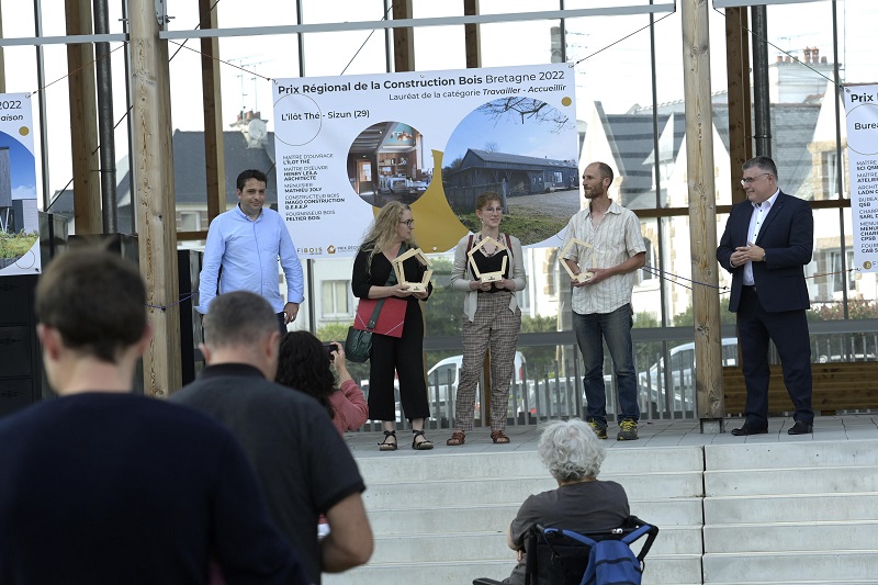 Remise du Prix Régional de la Construction Bois au collège Racine, le 21 juin. Remise du Prix Régional de la Construction Bois au collège Racine, le 21 juin.