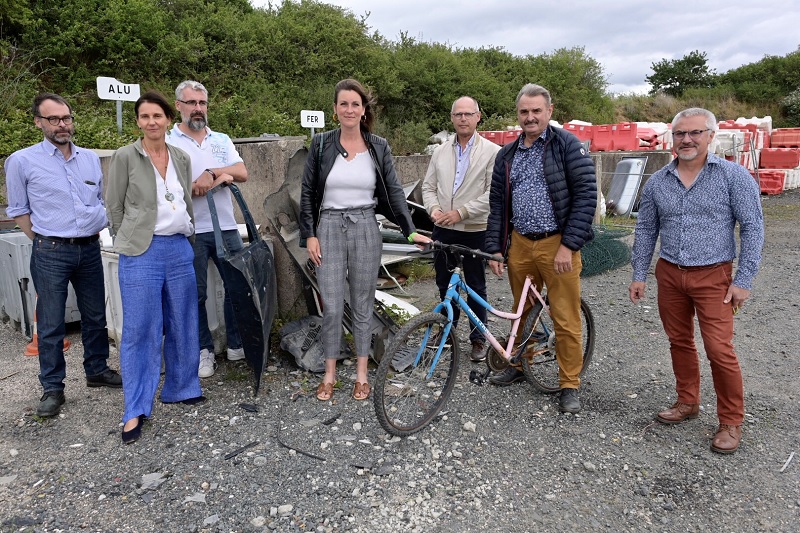 André Coënt, vice-président du Département délégué aux Infrastructures et aux Mobilités douces et Lisa Thomas, conseillère départementale du canton de Pléneuf-Val-André et référente de la Maison du Département de Saint-Brieuc, aux côtés des agents et élus, lors de leur venue au Perray le 24 juin. André Coënt, vice-président du Département délégué aux Infrastructures et aux Mobilités douces et Lisa Thomas, conseillère départementale du canton de Pléneuf-Val-André et référente de la Maison du Département de Saint-Brieuc, aux côtés des agents et élus, lors de leur venue au Perray le 24 juin.