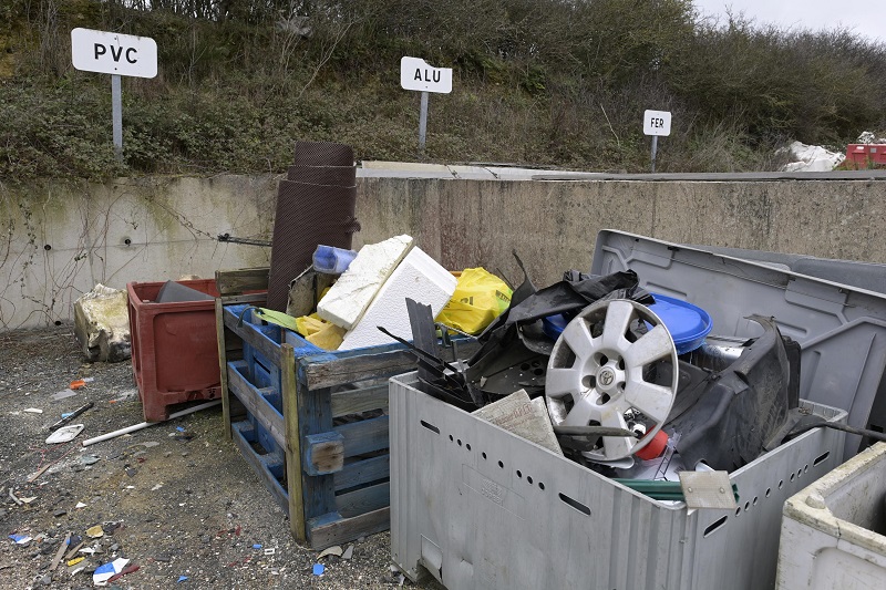 Enjoliveurs, polystyrène, boîtes en plastique... On retrouve de tout aux abords des routes départementales... Enjoliveurs, polystyrène, boîtes en plastique... On retrouve de tout aux abords des routes départementales...