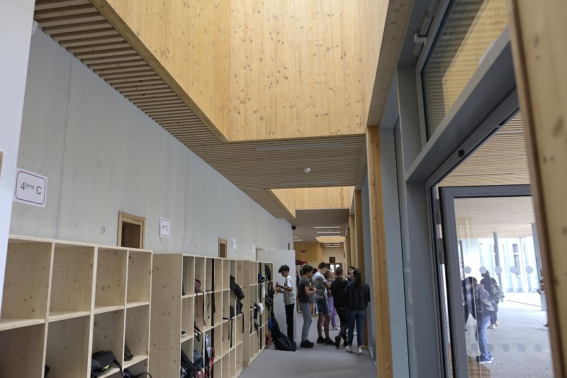 Un collège conçu par les architectes Liard et Tanguy, sous la maîtrise d'ouvrage du Département, qui a financé le collège. Un collège conçu par les architectes Liard et Tanguy, sous la maîtrise d'ouvrage du Département, qui a financé le collège.