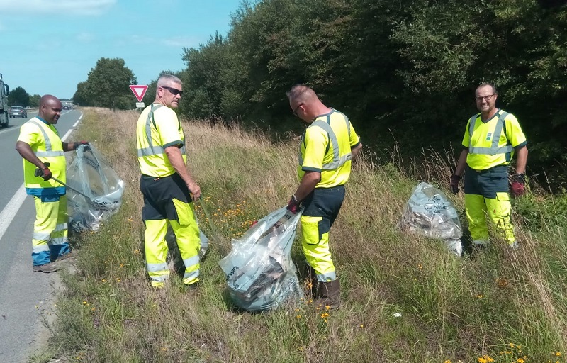 Une partie de l'équipe du centre d'exploitation de la route du Perray, en intervention "déchets" sur la route départementale. Une partie de l'équipe du centre d'exploitation de la route du Perray, en intervention "déchets" sur la route départementale.