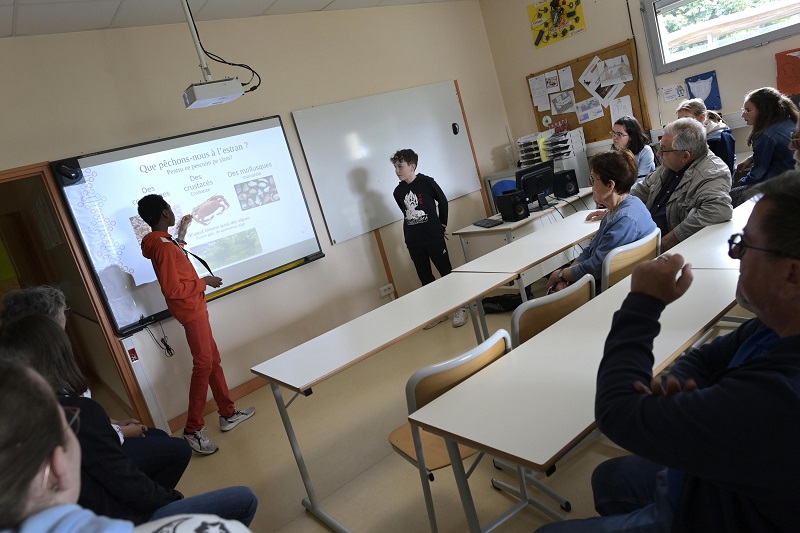 Présentation d'un des diaporamas réalisés par les 5è, sous le regard attentif de leur professeur de techno, Monsieur Pohu, l'enseignant qui a pendant des mois coordonné le projet et accompagné les élèves . Présentation d'un des diaporamas réalisés par les 5è, sous le regard attentif de leur professeur de techno, Monsieur Pohu, l'enseignant qui a pendant des mois coordonné le projet et accompagné les élèves .