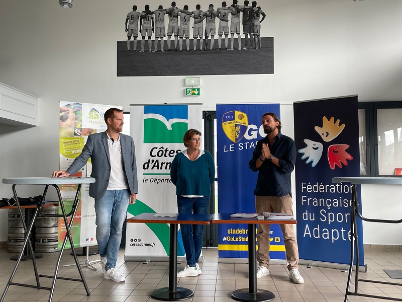 Conférence de presse de présentation du guide des associations accueillantes, le 6 septembre 2022, au Stade Briochin. De gauche à droite : Ludovic Gouyette, vice-président du Département délégué à la Jeunesse et au Sport, Véronique Cadudal, vice-présidente du Département déléguée à l'Autonomie, Guillaume Allanou, président du Stade Briochin. Conférence de presse de présentation du guide des associations accueillantes, le 6 septembre 2022, au Stade Briochin. De gauche à droite : Ludovic Gouyette, vice-président du Département délégué à la Jeunesse et au Sport, Véronique Cadudal, vice-présidente du Département déléguée à l'Autonomie, Guillaume Allanou, président du Stade Briochin.