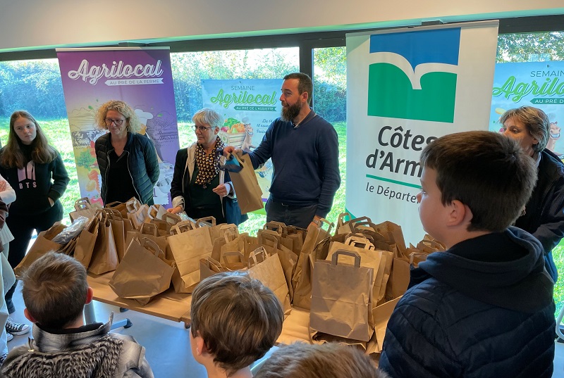 Damien Gaspaillard, conseiller départemental, et Nathalie Agasucci, principale du collège de Broons, remettent les lots aux élèves gagnants du jeu-concours organisé à l'occasion de la semaine "Au pré de l'assiette" Damien Gaspaillard, conseiller départemental, et Nathalie Agasucci, principale du collège de Broons, remettent les lots aux élèves gagnants du jeu-concours organisé à l'occasion de la semaine "Au pré de l'assiette"