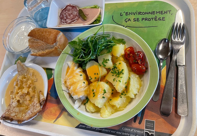 Au menu du jour du 18 novembre au collège de Broons, un repas 100% local, cuisiné dans le cadre de l'opération "Au pré de l'assiette" proposée par Agrilocal. Au menu du jour du 18 novembre au collège de Broons, un repas 100% local, cuisiné dans le cadre de l'opération "Au pré de l'assiette" proposée par Agrilocal.