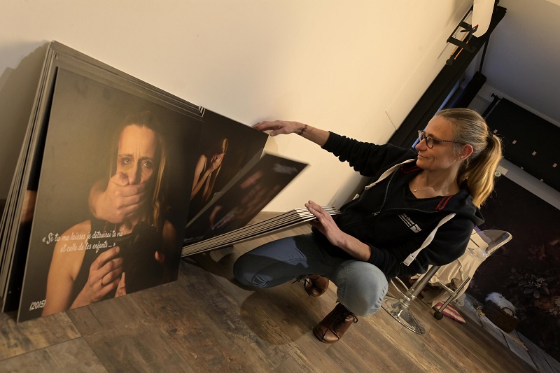 Delphine Herrou, dans son studio à Quintin, devant les photos de son exposition consacrée aux violences intrafamiliales, financée par les dommages et intérêts versés par son ex-conjoint, et lauréate du concours des Irréductibles Talents organisé par le Département. Delphine Herrou, dans son studio à Quintin, devant les photos de son exposition consacrée aux violences intrafamiliales, financée par les dommages et intérêts versés par son ex-conjoint, et lauréate du concours des Irréductibles Talents organisé par le Département.