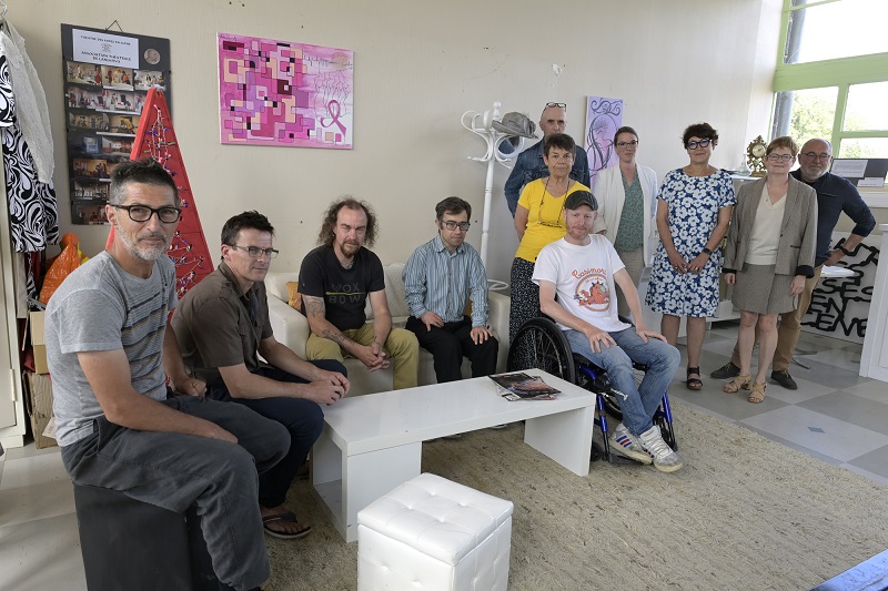 Les participants à la formation, aux côtés de Christine Orain-Grovalet, vice-présidente du Département, Gaëlle Nique, conseillère régionale, Christine Métois-Le Bras et Yannick Le Cam, respectivement vice-présidente et conseiller délégué à l'insertion sociale et professionnelle à Saint-Brieuc Agglomération. Les participants à la formation, aux côtés de Christine Orain-Grovalet, vice-présidente du Département, Gaëlle Nique, conseillère régionale, Christine Métois-Le Bras et Yannick Le Cam, respectivement vice-présidente et conseiller délégué à l'insertion sociale et professionnelle à Saint-Brieuc Agglomération.