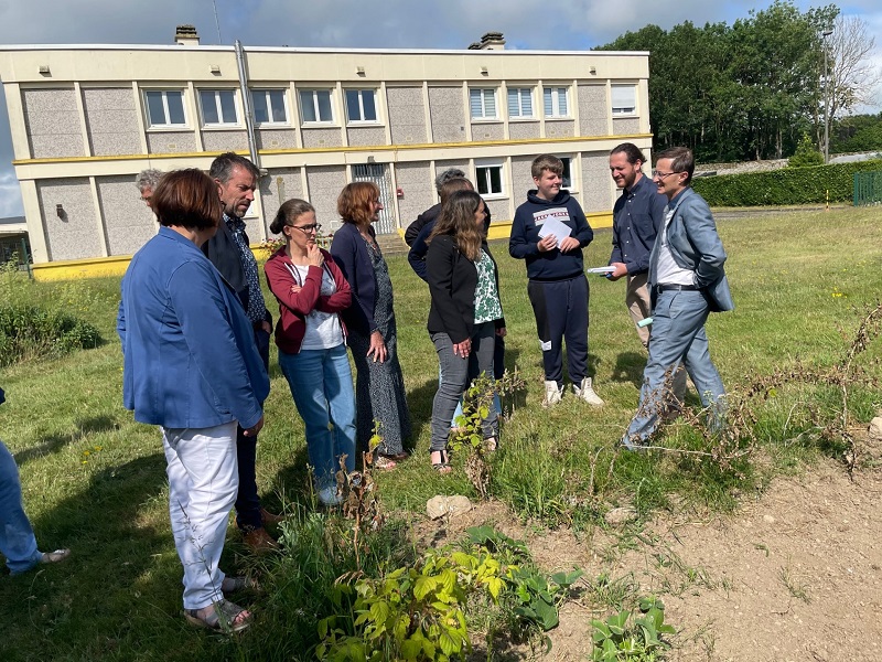 Les éco-délégués présentent le potager qu'ils ont réalisé au sein de leur collège à Vincent Alleno, 3e vice-président du Département, et Nathalie Nowak, conseillère départementale déléguée à l'environnement. Les éco-délégués présentent le potager qu'ils ont réalisé au sein de leur collège à Vincent Alleno, 3e vice-président du Département, et Nathalie Nowak, conseillère départementale déléguée à l'environnement.
