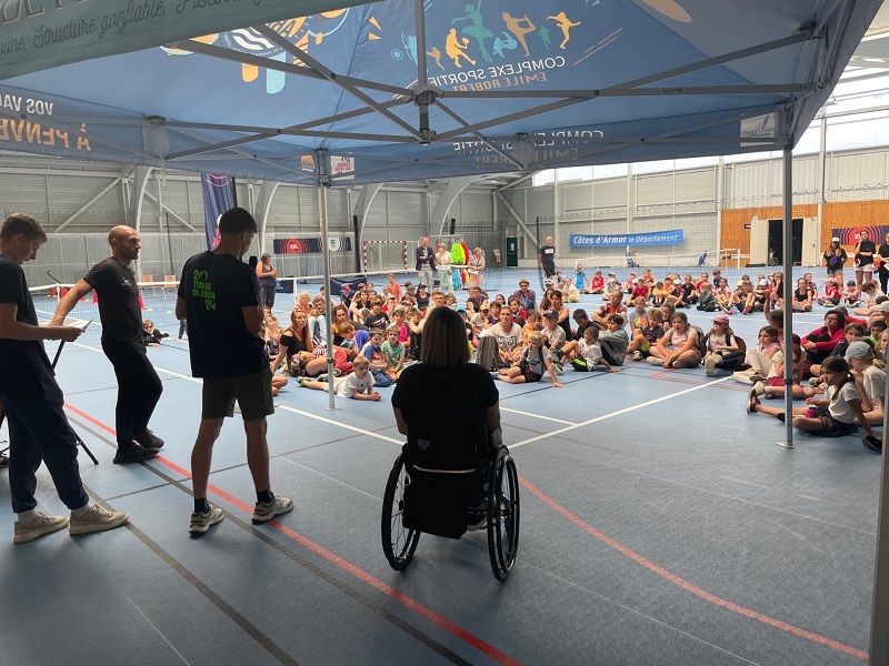 "Comment tu fais pour te déplacer si tu vois mal ?", "Pourquoi vous êtes en fauteuil ?"... Les questions aux deux champions handisport ont fusé du côté des 150 enfants présents lors du challenge ! "Comment tu fais pour te déplacer si tu vois mal ?", "Pourquoi vous êtes en fauteuil ?"... Les questions aux deux champions handisport ont fusé du côté des 150 enfants présents lors du challenge !