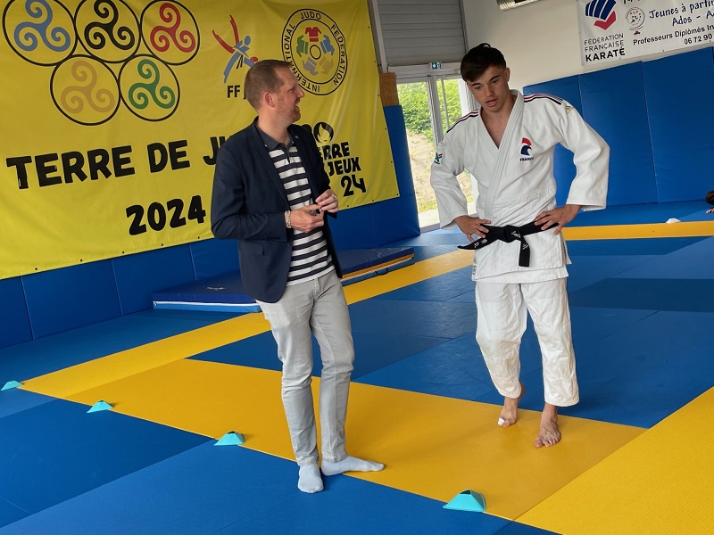 Ludovic Gouyette, vice-président du Département délégué au sport et à la jeunesse, aux côtés de Youn Balcou, champion de France de parajudo issu de l’AC Penvenan. Ludovic Gouyette, vice-président du Département délégué au sport et à la jeunesse, aux côtés de Youn Balcou, champion de France de parajudo issu de l’AC Penvenan.