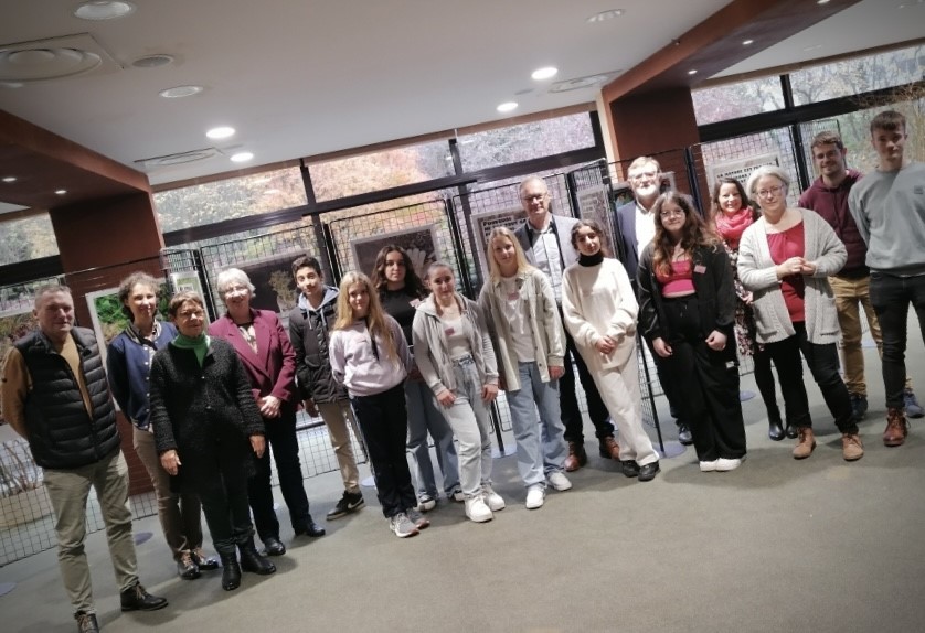 Vernissage de l'exposition Halte aux déchets en présence de la classe de 5ème du collège La Grande Métairie à l'initiative du projet, le 23 novembre 2023 à l'Hôtel du Département. Vernissage de l'exposition Halte aux déchets en présence de la classe de 5ème du collège La Grande Métairie à l'initiative du projet, le 23 novembre 2023 à l'Hôtel du Département.