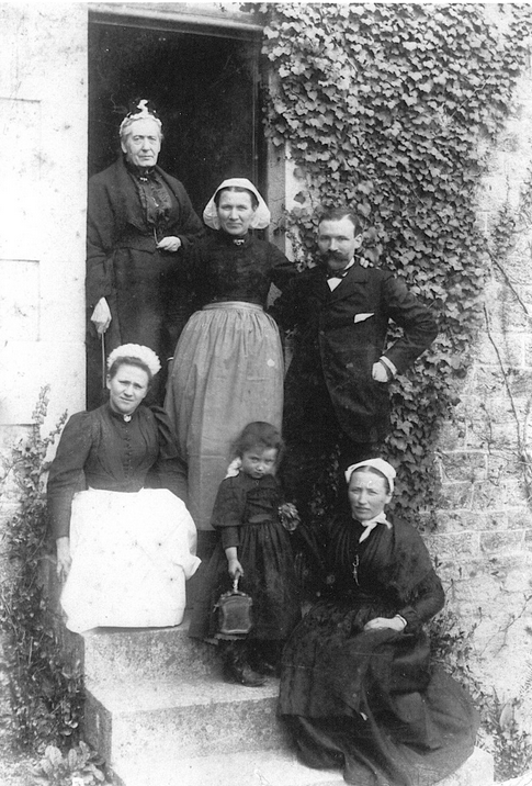 Fanny Brown est sur la plus haute marche, avec une canne. (Collection Bibliothèque municipale de Dinan)