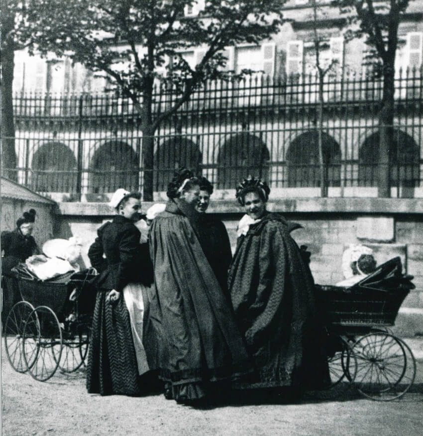 Employées de maison aux Tuileries. Photo : BHVP