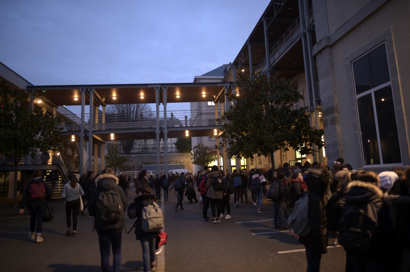 7h55, le jour se lève, le collège se réveille. C'est l'heure d'aller en cours...