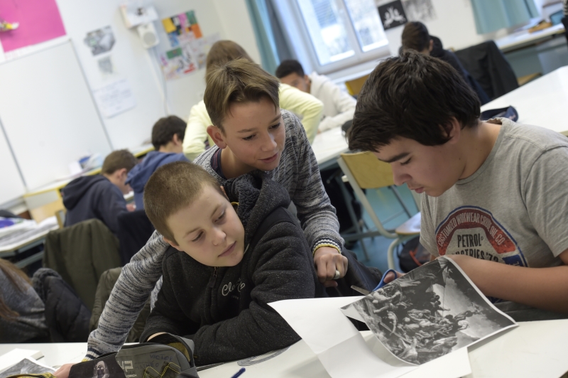 Kylian et ses camarades en cours d'arts plastiques, assuré par Philippe Hervé. Au programme ce jour : la ré-adaptation d'une oeuvre d'art.