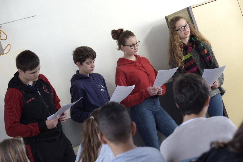 Au cours de Français de Sophie Combeau, les 3èB s'exercent aujourd'hui à l'art oratoire.