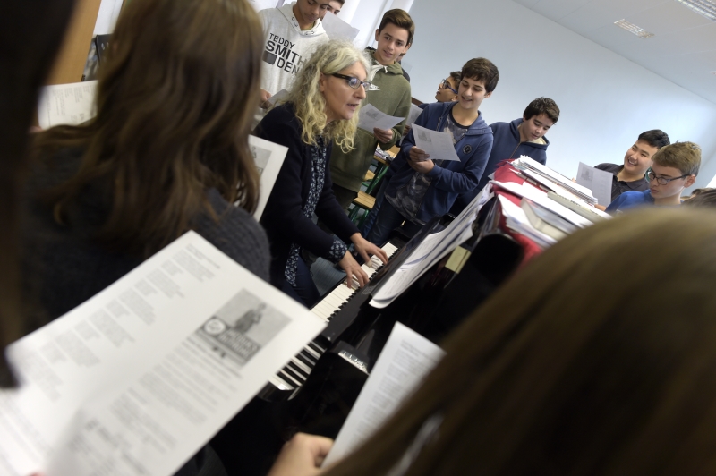 "Il est cinq heures, Paris s'éveille...", chantent les 4èB, accompagnés au piano par leur professeur de musique.