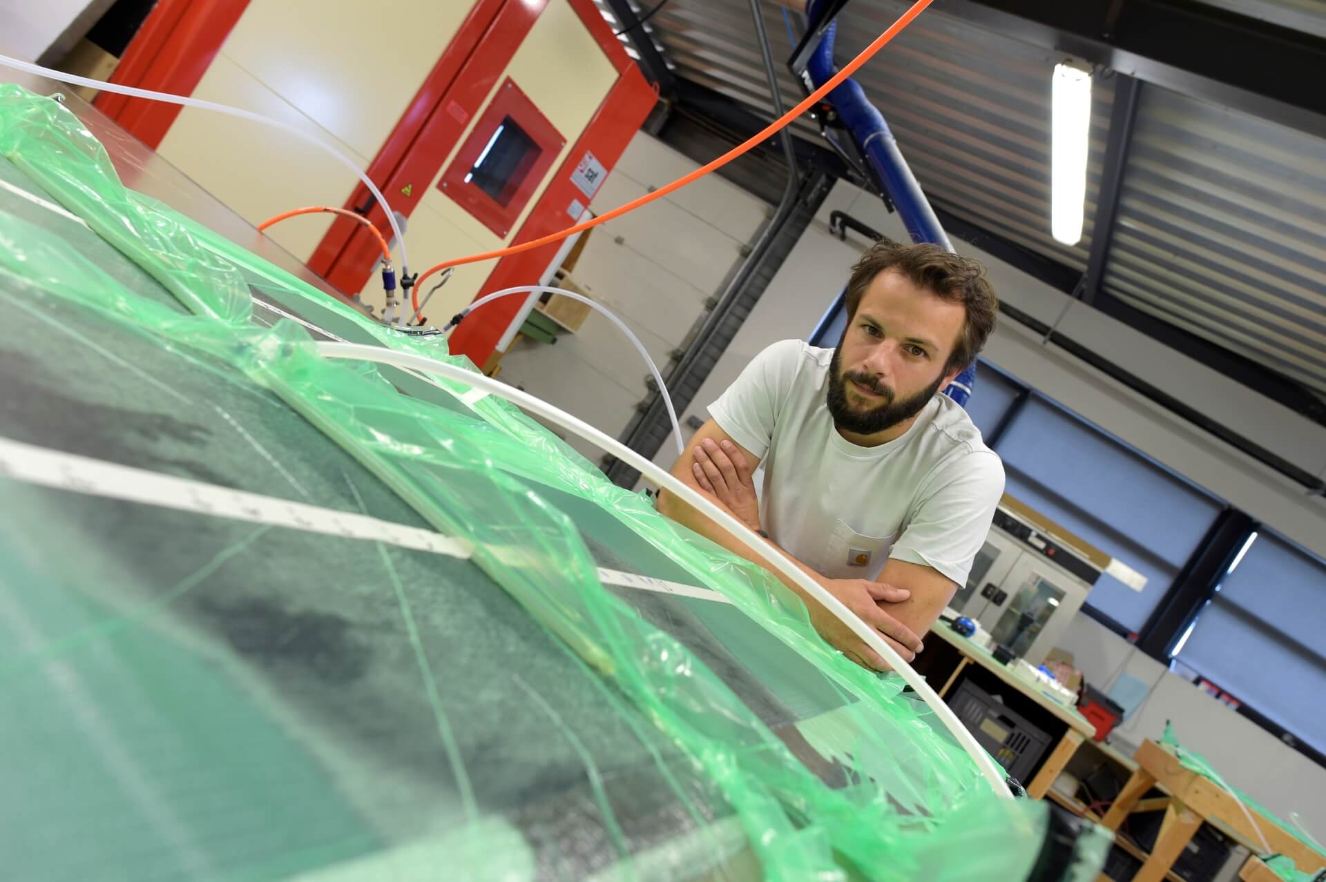 Charles Ménage, l'un des trois salariés de la plateforme ID Composite, centre technique et de formation spécialisé dans les procédés de transformation des polymères et composites