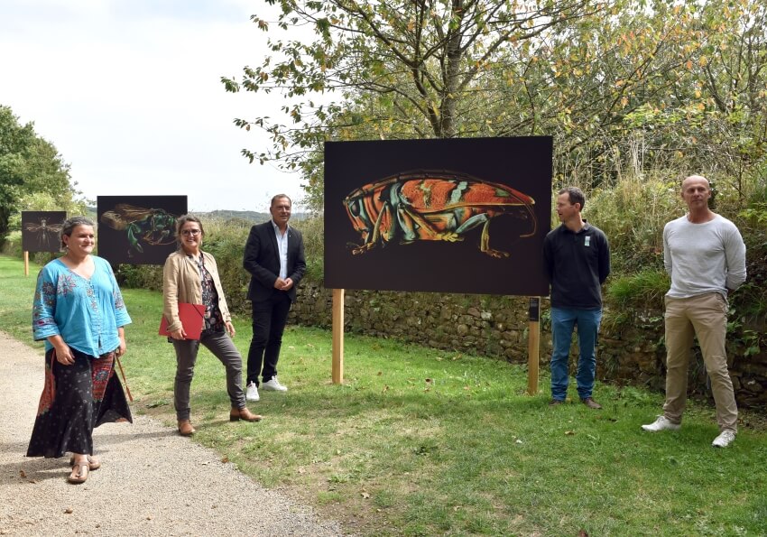 Présentation à la presse de l'exposition Microsculpture, avec Thierry Simelière, vice président du Département chargé de la Culture (3è en partant de la gauche) et une partie de l'équipe de La Roche Jagu