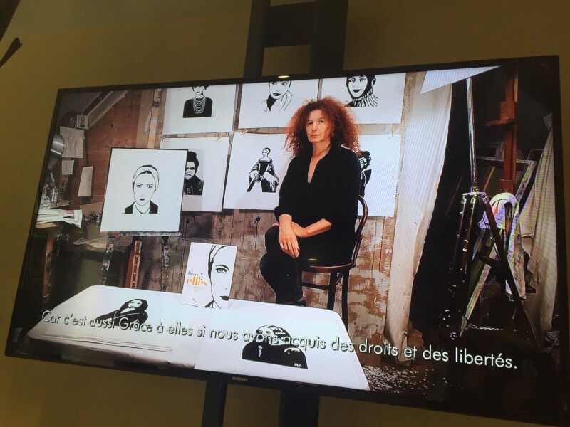 L'artiste Sophie Degano, entourée de potraits gravés qu'elle a réalisés.