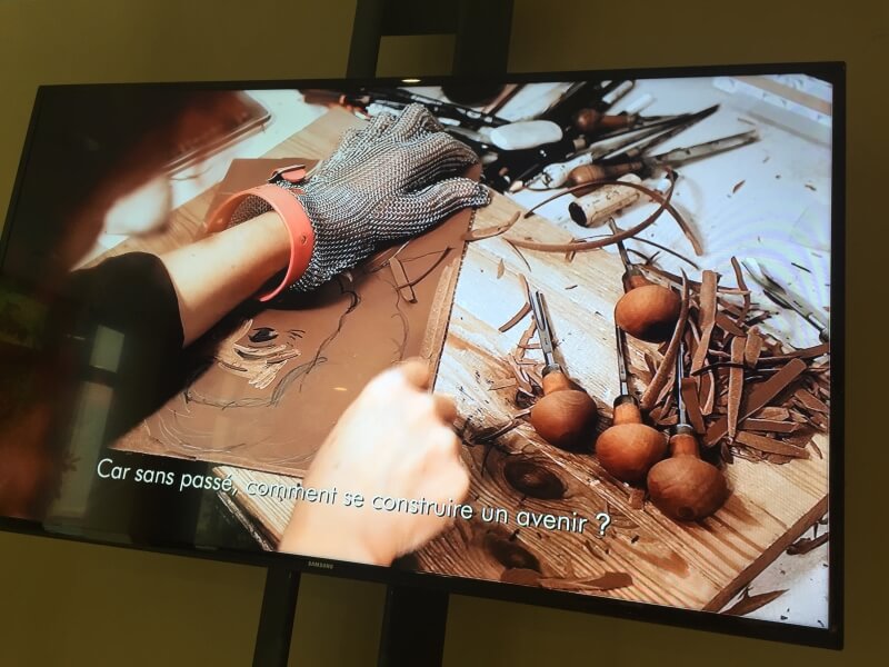 Dans son atelier, Sophie Degano procède à la gravure de ses portraits.