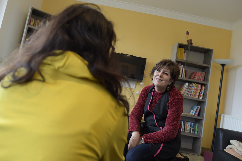 Au-delà de ses missions de gestion de l'intendance, Guilaine tient un rôle essentiel auprès des jeune, leur assurant écoute et bonne humeur constantes.