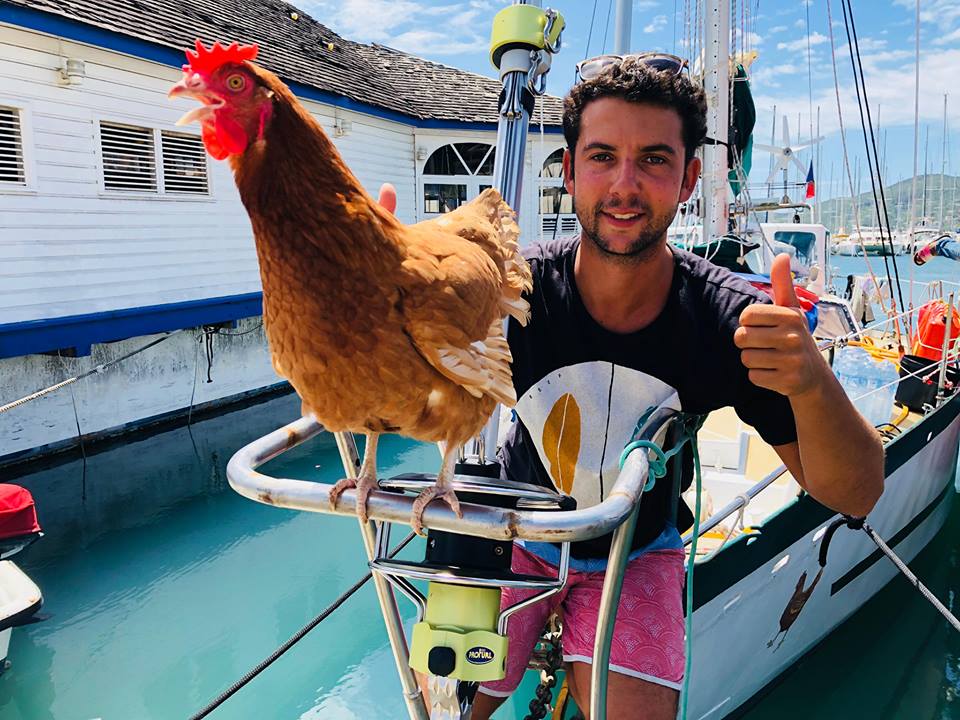 Guirec et sa poule Monique.
