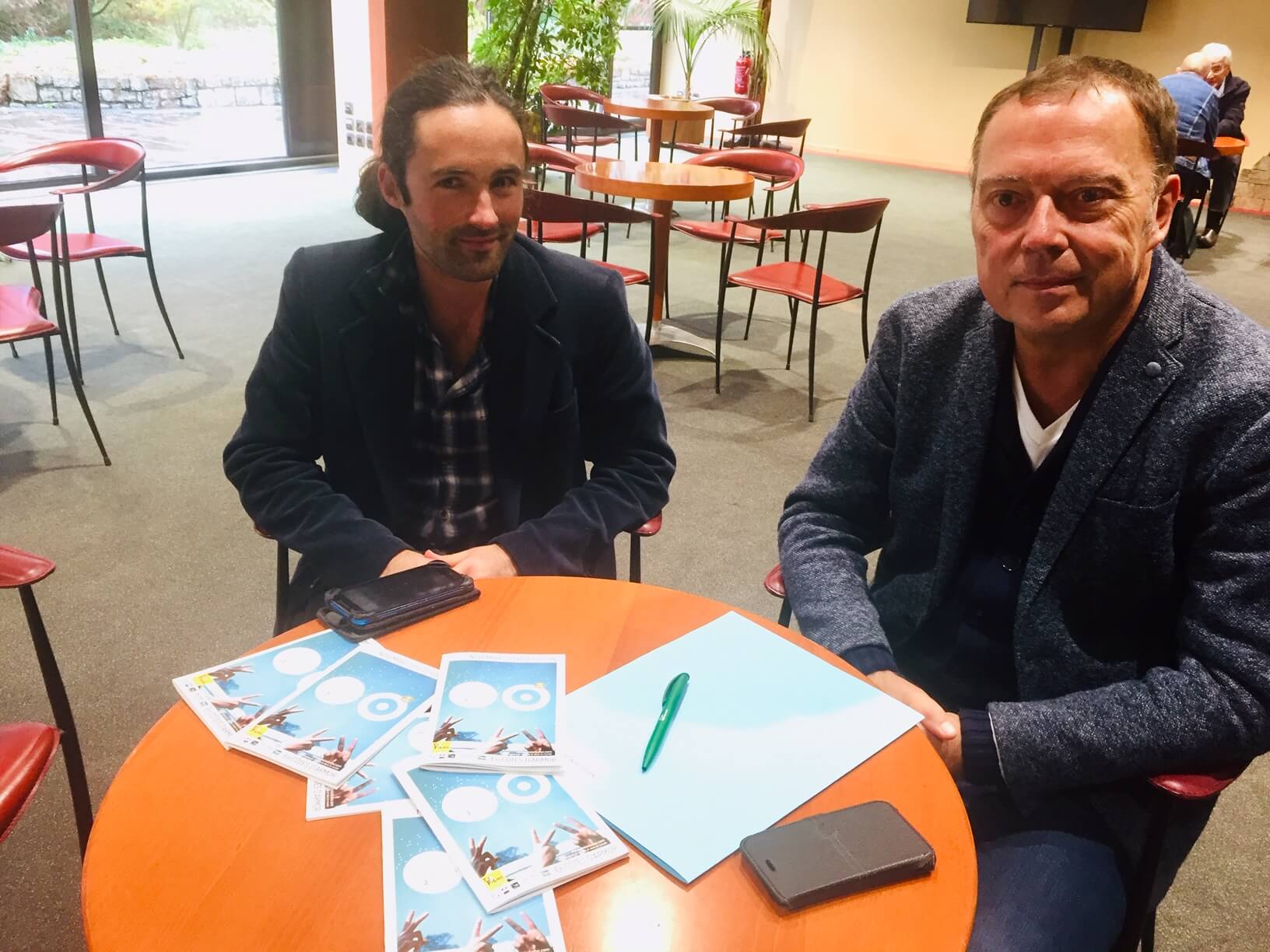 Maxime Moriceau, coordonateur du Mois du doc en Côtes d'Armor, et Thierry Simelière, vice-président du Département en charge de la culture, lors de la présentation à la presse de la manifestation.