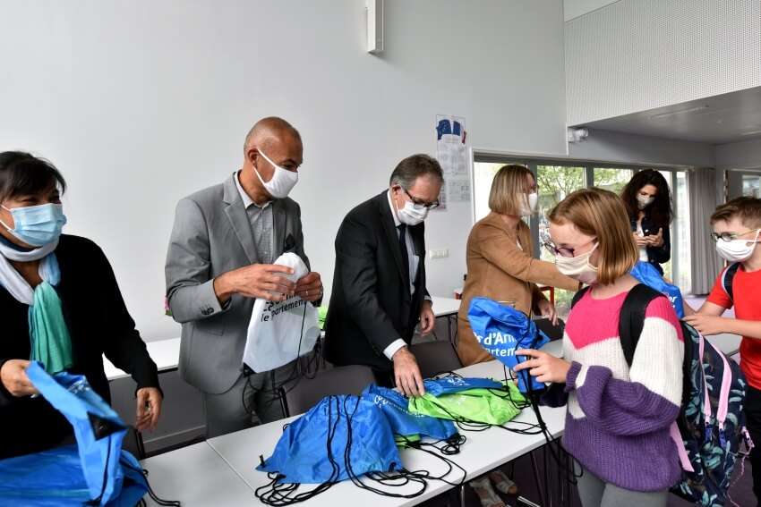 Remise des kits de sécurité routière aux 6ème de Plancoët...
