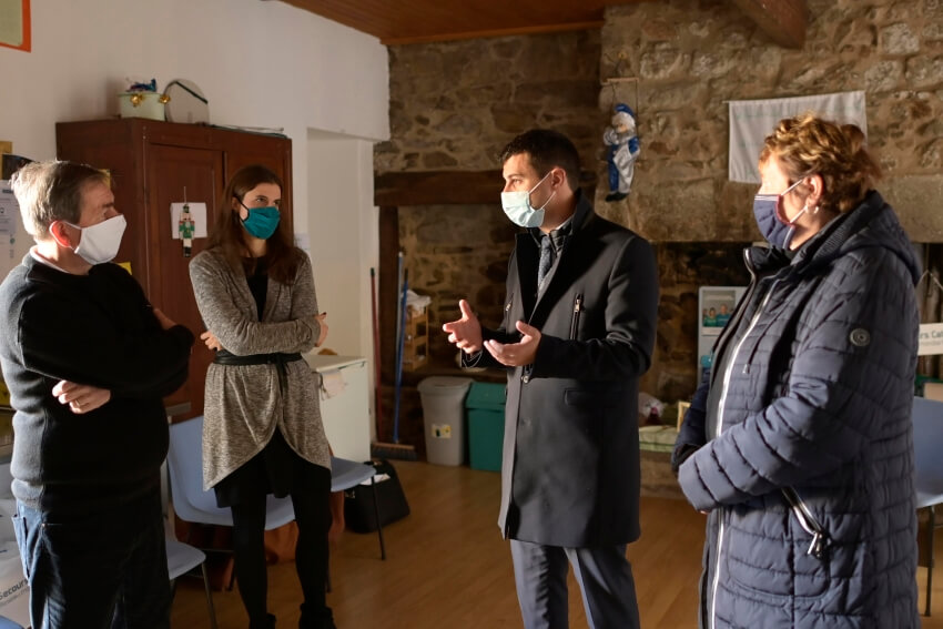 Romain Boutron, président du Département, et Sylvie Guignard, 1ère vice-présidente du Département, avec des responsables de l'antenne costarmoricaine du Secours Populaire, qui ont vu arriver également cette année des commerçants et artisans très fragilisés par la crise sanitaire.