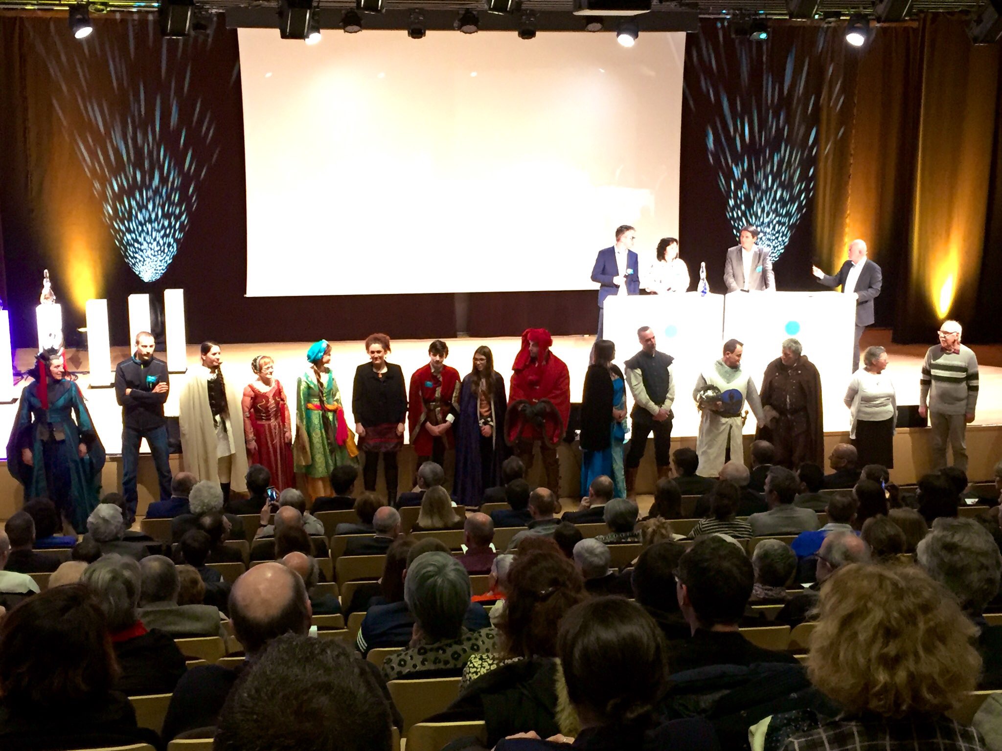 Les bénévoles de l'association Racines d'Argoat, primée dans la catégorie Promition et Communication, s'est vue remettre son prix par Erven Léon, président de Côtes d'Armor Destination et vice-président chargé de l'économie.