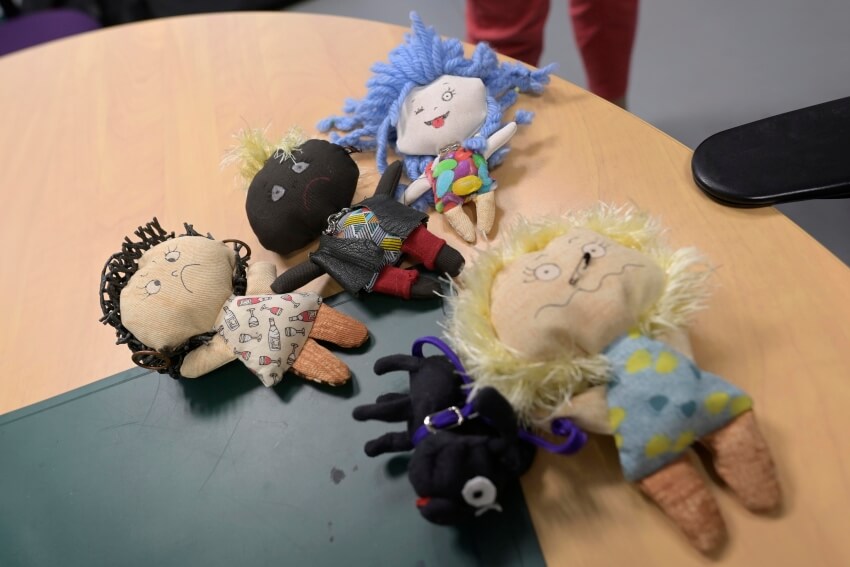 De bien jolies poupées, conçues par une travailleuse sociale ! Un outil qui fait ses preuves pour dénouer la parole des enfants confrontés à des situations sociales souvent compliquées.