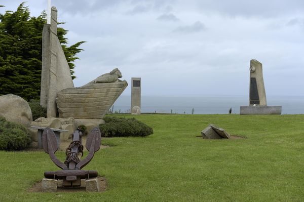 Cet ensemble commémoratif est dédié aux péris en mer, et en particulier aux naufragés du pétrolier Bételgueuse, dans la baie de Bantry, le 8 janvier 1979, où périrent cinquante hommes. L'évolution de ce site est en cours de réflexion avec les familles concernées (© Thierry Jeandot). Cet ensemble commémoratif est dédié aux péris en mer, et en particulier aux naufragés du pétrolier Bételgueuse, dans la baie de Bantry, le 8 janvier 1979, où périrent cinquante hommes. L'évolution de ce site est en cours de réflexion avec les familles concernées (© Thierry Jeandot).