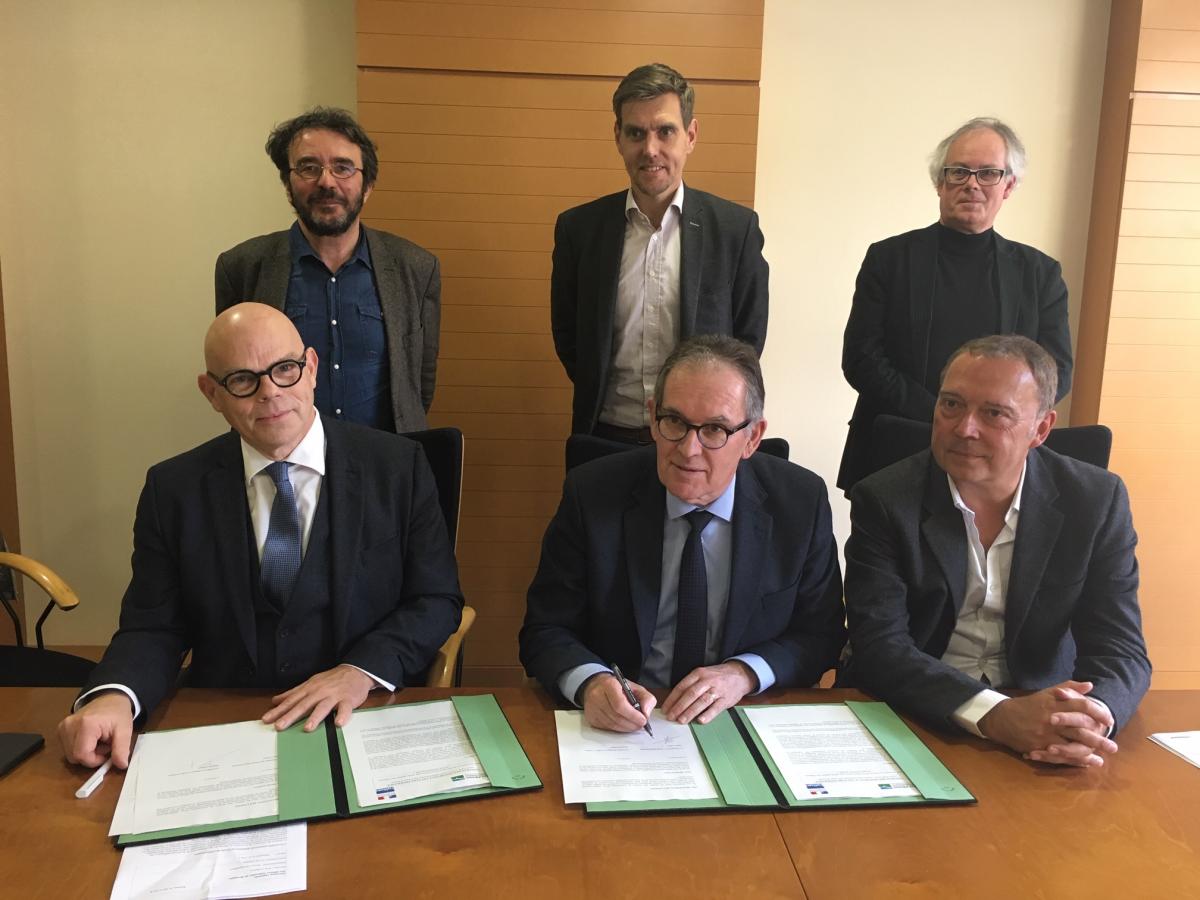 De gauche à droite et de haut en bas Bruno Dartiguenave conseiller pour le livre au sein de la DRAC, Olivier Quéro directeur de la Citoyenneté au Département des Côtes d'Armor, Jean-François Vatant directeur de la Bibliothèque des Côtes d'Armor, Michel Roussel directeur des Affaires culturelles de Bretagne, Alain Cadec président du Département des Côtes d'Armor et Thierry Simelière vice-président du Département chargé de la Culture et du Patrimoine