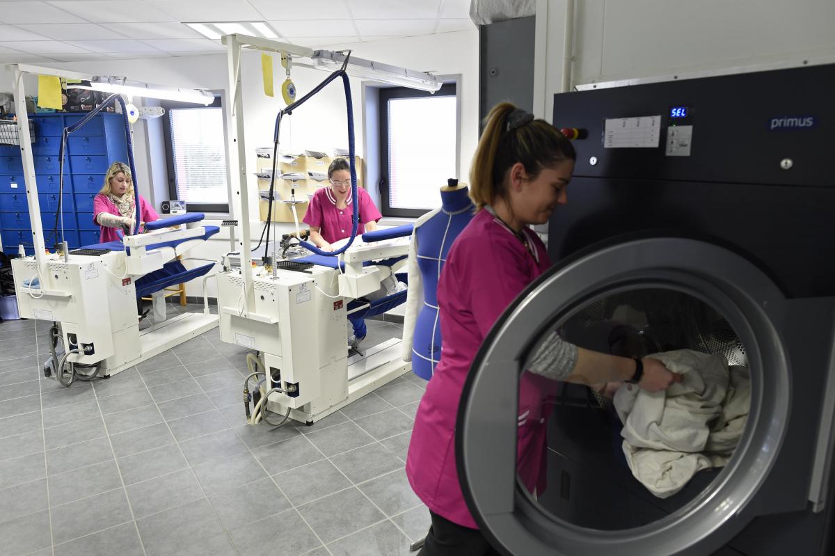 L’atelier couture et buanderie propose ses services buanderie, retouche et confection aux collectivités, associations et particuliers. L'atelier buanderie des Ateliers du coeur
