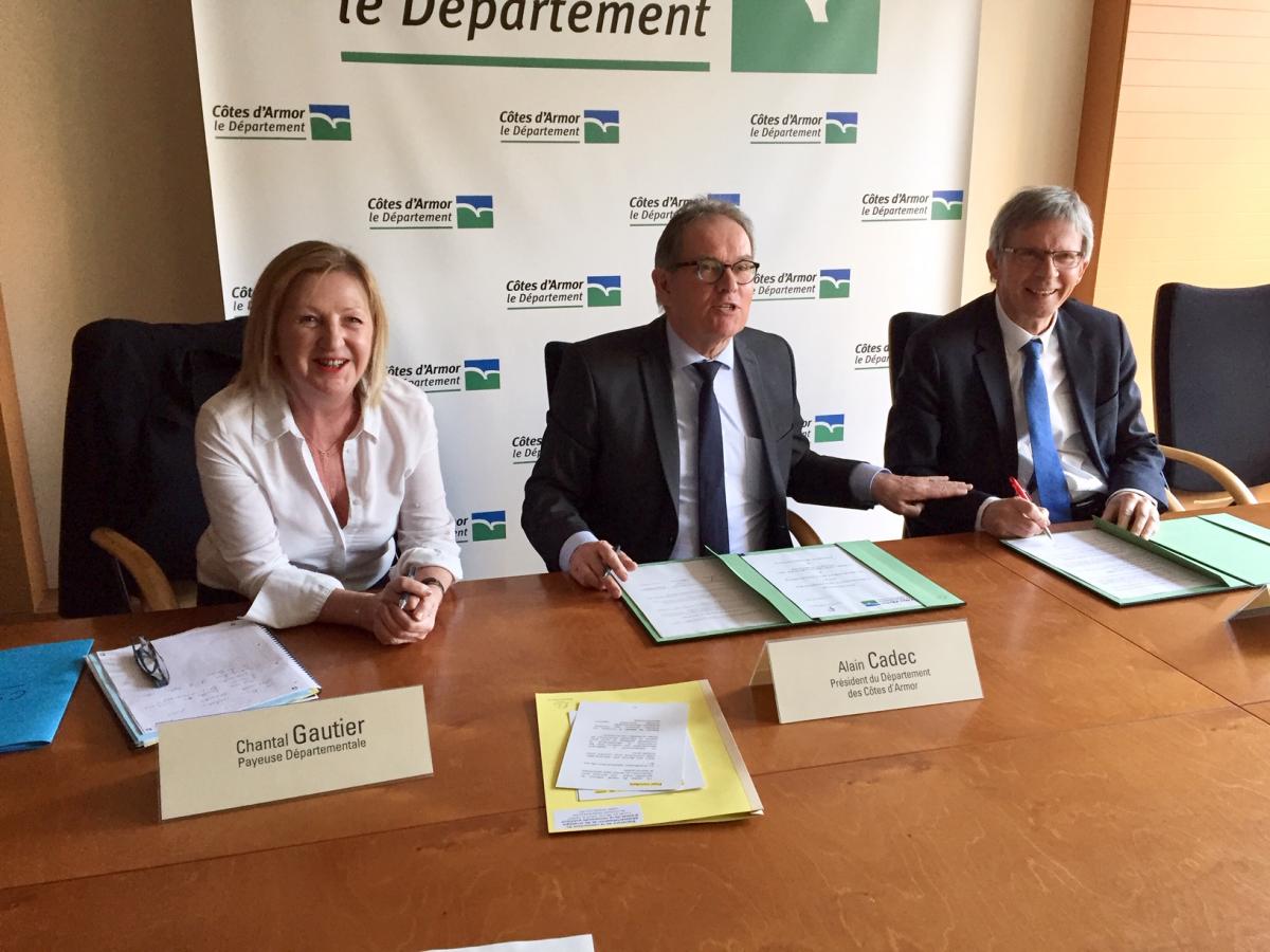 De gauche à droite : Chantal Gautier, payeuse départementale, Alain Cadec, président du Département, et Christian Le Buhan, directeur départemental des Finances publiques