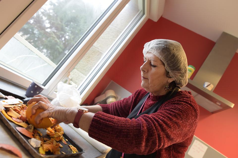 Chaque matin au foyer Le Chêne, Guilaine Quéméner assure les repas pour une douzaine de personnes, jeunes et éducateurs compris. Guilaine Quéméner