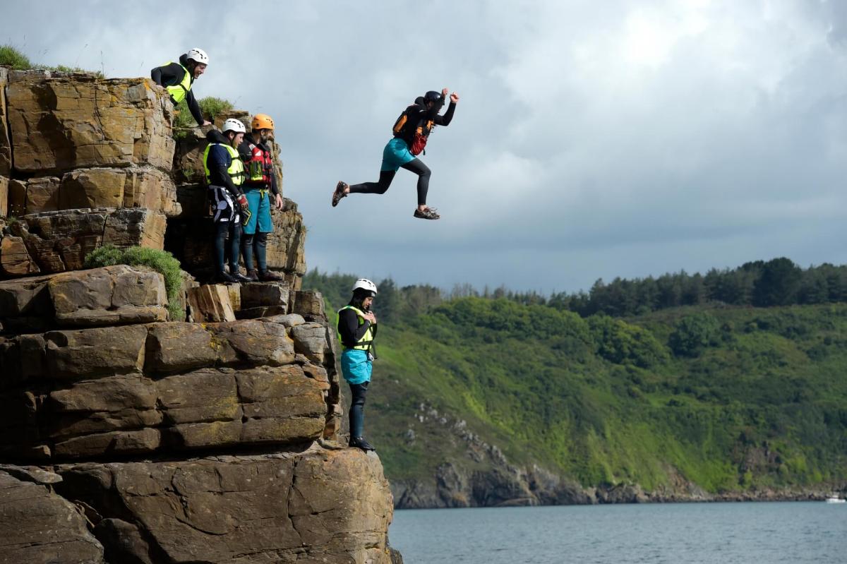 Le coasteering à Plouha, pour les amateurs de sensations fortes !