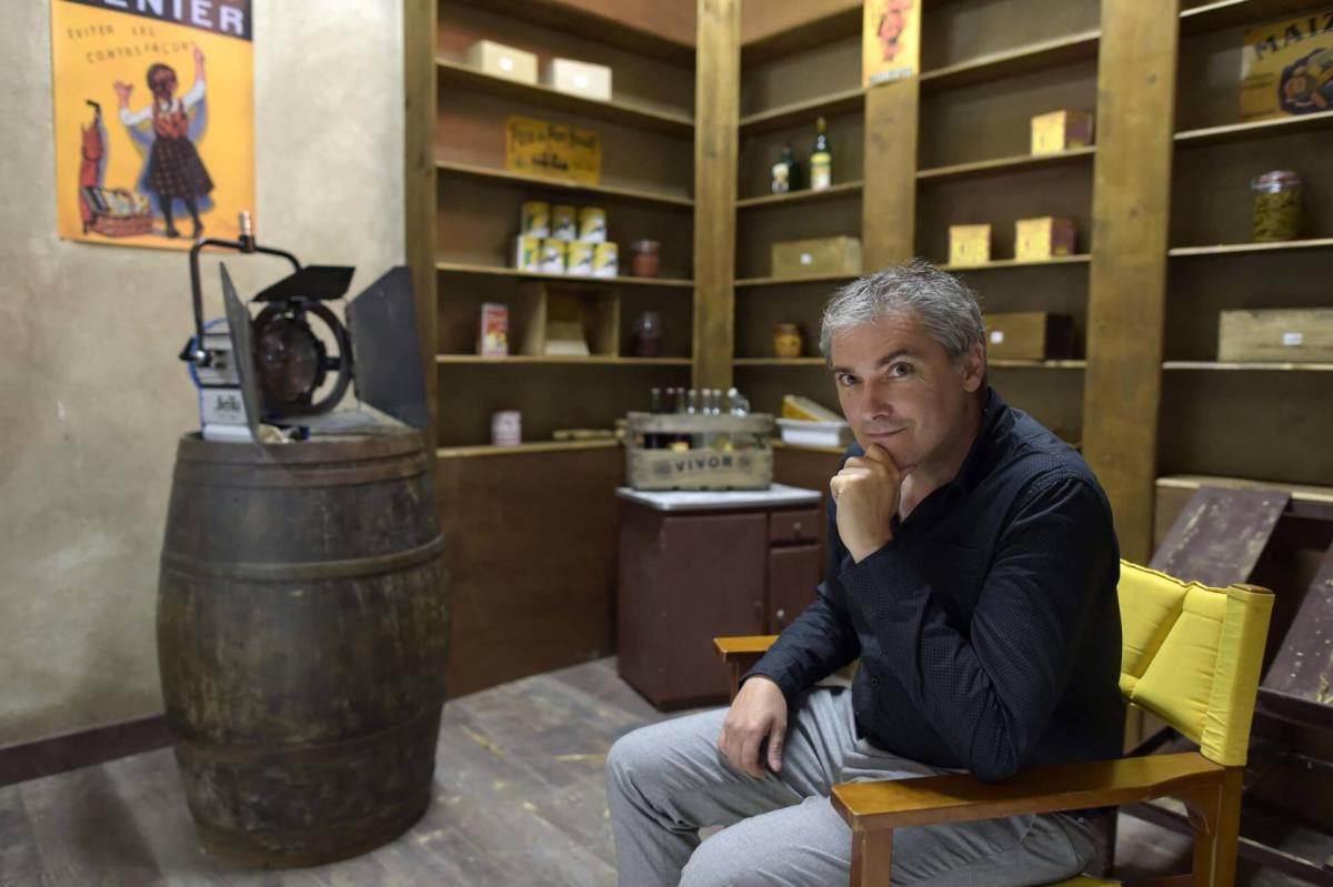 Nicolas Guillou au sein du décor représentant le café de la Mairie, tenu à l&#039;époque par François Le Cornec, chef de la résistance plouhatine.