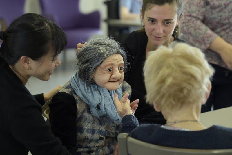 Tous les lundis matin, Germaine vient échanger avec des personnes âgées atteintes de la maladie d'Alzheimer, dans les Ehpad du Crié à Hillion, et de Prévallon à Saint-Brieuc Tous les lundis matin, Germaine vient échanger avec des personnes âgées atteintes de la maladie d'Alzheimer, dans les Ehpad du Crié à Hillion, et de Prévallon à Saint-Brieuc
