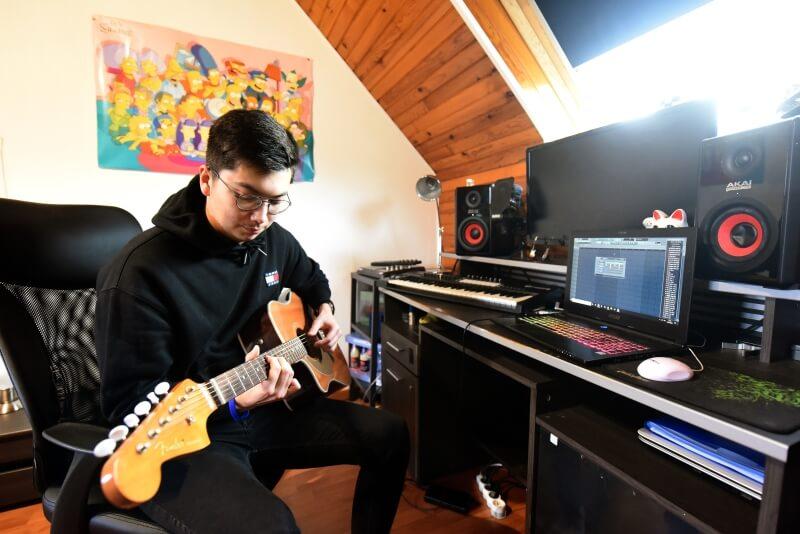 Depuis 2014, Daïtschi Yamamura compose et produit ses morceaux dans sa chambre, ici à Grâces chez ses parents, où à Rennes où il est étudiant en 2è année de Droit. Photo : Bruno Torrubia