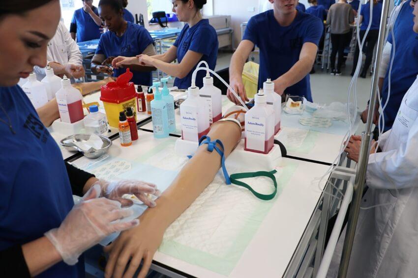 Parmi les 250 formations post-bac recensées en Côtes d'Armor, la formation au métier d'infirmier, proposée au sein de l'Institut de Formation aux Professions de SAnté, sur le campus Mazier, à Saint-Brieuc