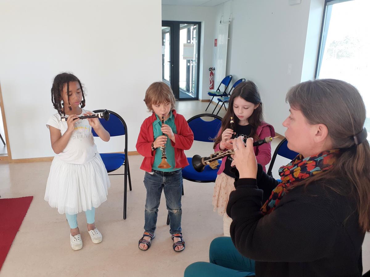 Violon, accordéon diatonique, bombarde et tin whistle : voici les quatre instruments populaires de Bretagne que les 6-9 ans peuvent essayer et apprivoiser… avant de se lancer (photo DR).